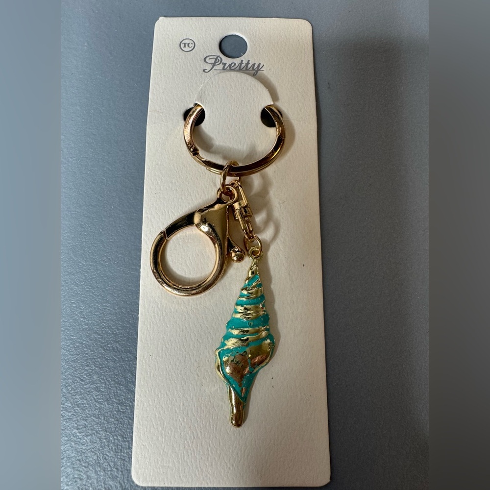 🛍️ any 5 items for $15 🛍️ Gold and Teal Shell Key Holder purse charm